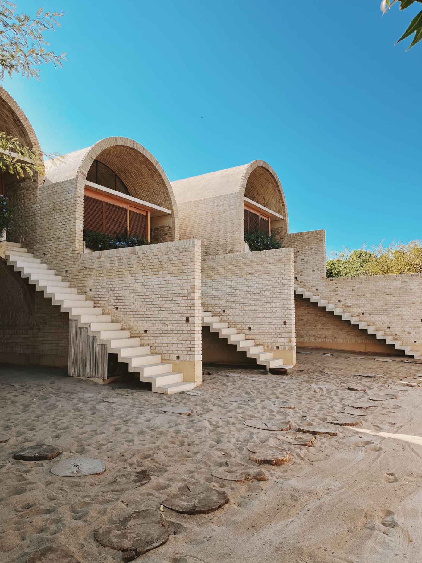 Arquitectura contemporánea de ladrillo junto a la costa de Oaxaca